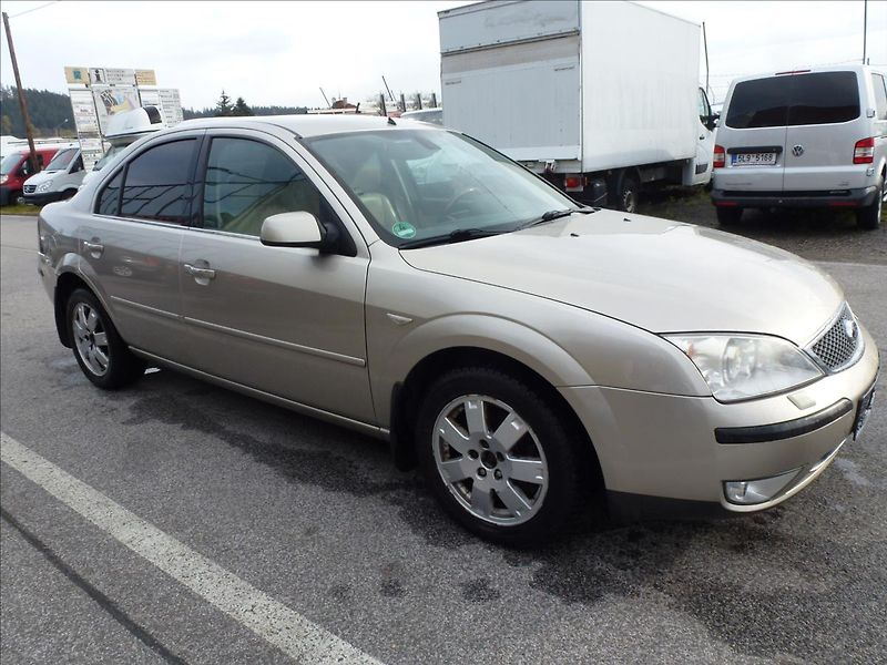 Ford Mondeo 2,5 i V6 24V Ghia Automat - fotka 10 z 49