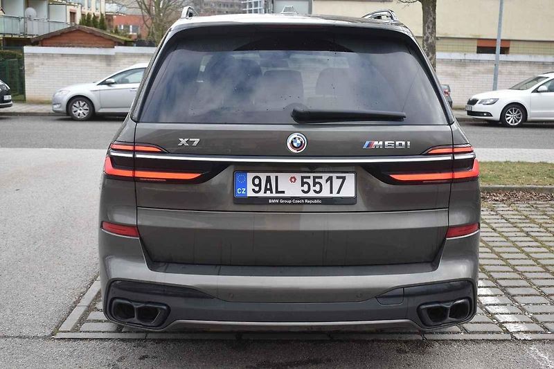 Velké SUV je překvapivě schopné i na zatáčkovitých silnicích