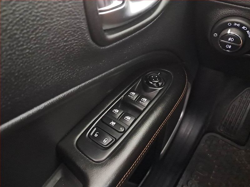Jeep Compass (2020) 1.4 MultiAir, 4X4, Automat - fotka 16 z 17