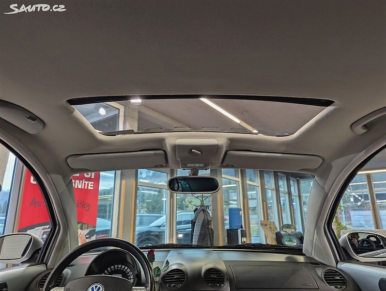 Volkswagen New Beetle 2.3 V5 125kW SPORT EDITION - fotka 16 z 19