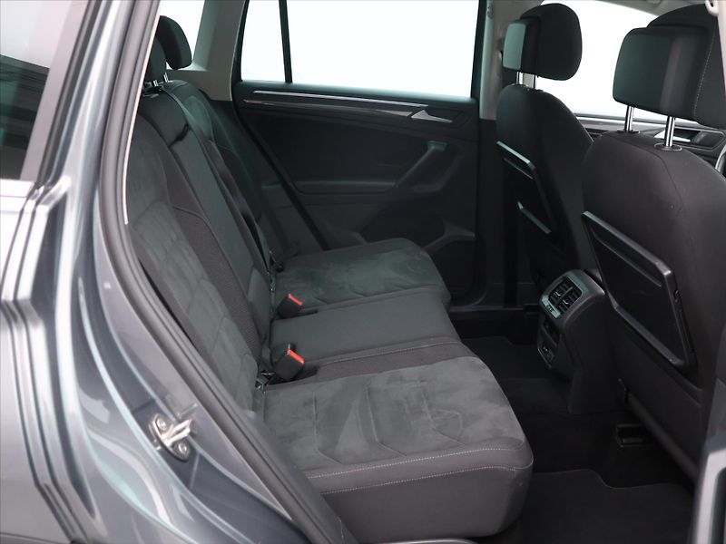 Volkswagen Tiguan 2,0 TDI Highline 4x4 DSG DPH - fotka 12 z 26