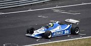 Seriál historických F1 se do Mostu vrátil v roce 2018. Vůz Ligier v plné rychlosti.