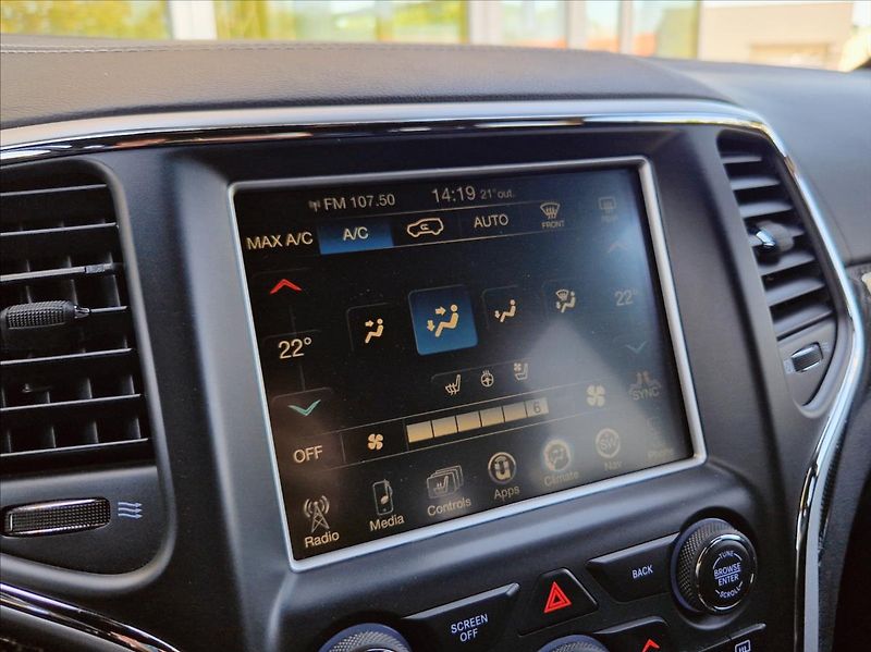 Jeep Grand Cherokee 6,4 i SRT 344kW NAVI TOPSTAV - fotka 28 z 32