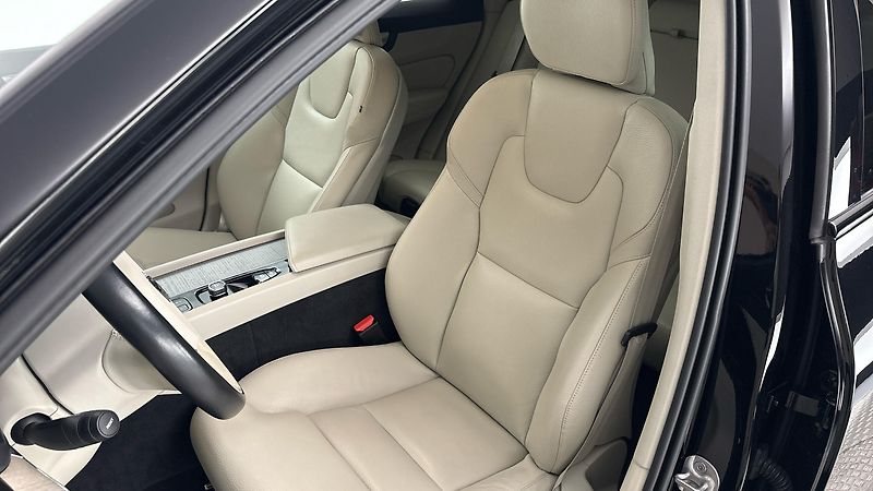 Volvo XC60 2.0 B4 AUT AWD Plus Dark - fotka 15 z 28