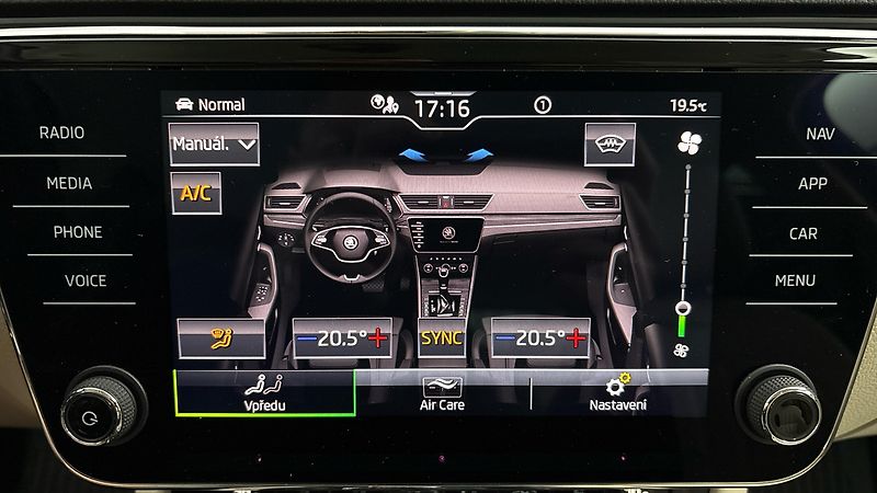 Škoda Superb 1.5 TSI DSG L&K Combi - fotka 31 z 33