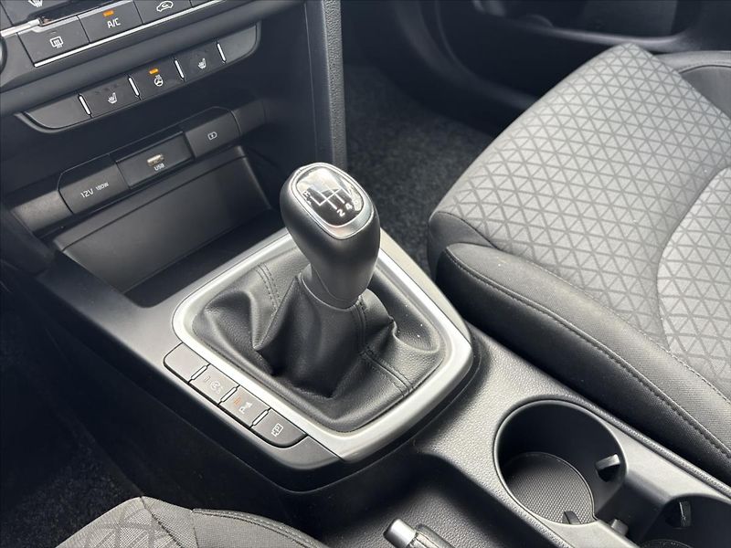 Kia Ceed 1,5 TGDi Spin ZÁRUKA KAMERA - fotka 22 z 35