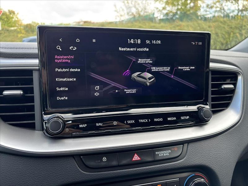 Kia Ceed 1,5 TGDi 118kW TOP ZÁRUKA - fotka 21 z 39
