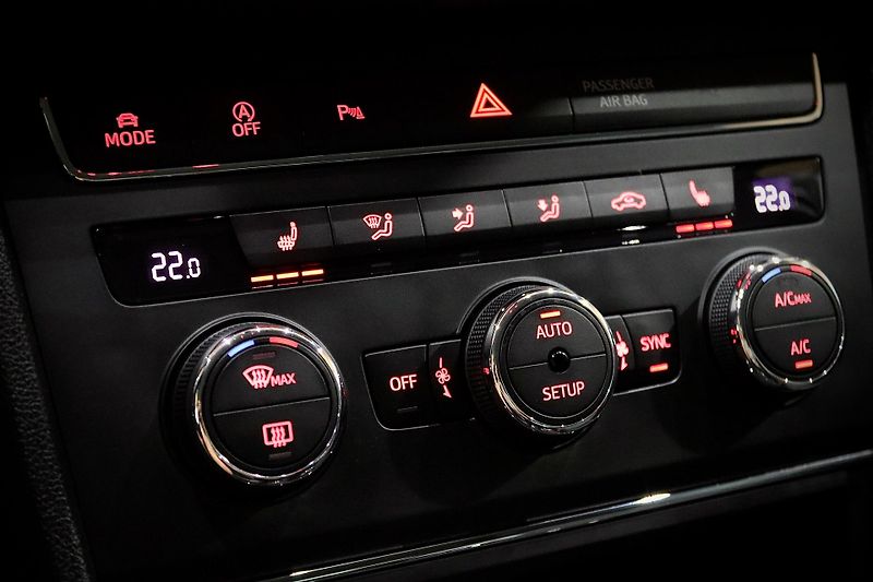 Seat Leon 1.4 TSI 92 kW FR - fotka 26 z 34