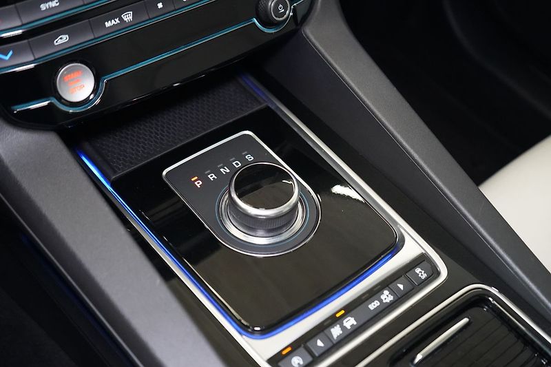 Jaguar F-Pace 30d AWD, PRESTIGE, Panorama - fotka 40 z 49