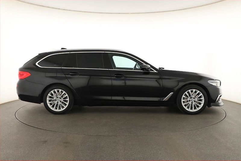 BMW Řada 5 (2018) Luxury Line 530d - fotka 6 z 20
