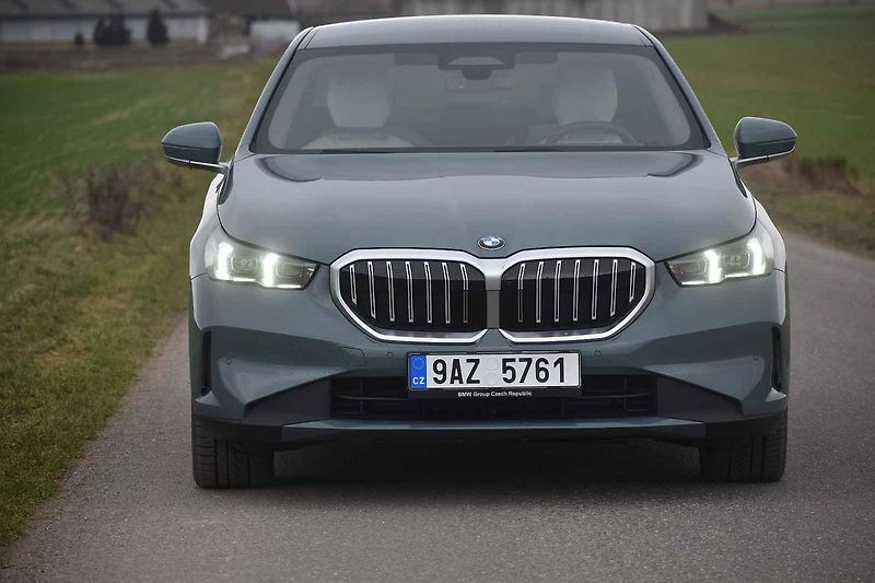 Nové BMW 5 je určeno ke klidnějšímu cestování