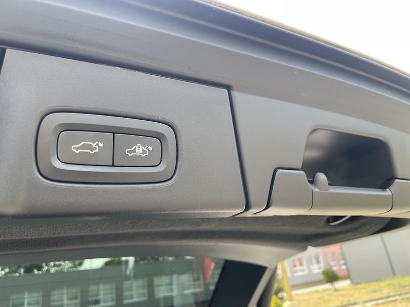 Volvo V90 (2019) 2.0 D4 140kW MOMENTUM - fotka 27 z 32