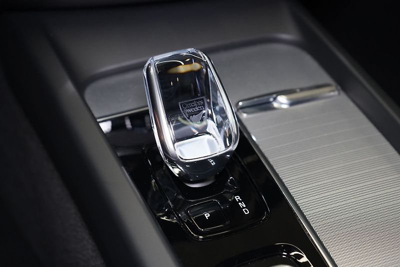 Volvo XC60 T8 PLUS Black Edition, 360°,HK - fotka 38 z 47