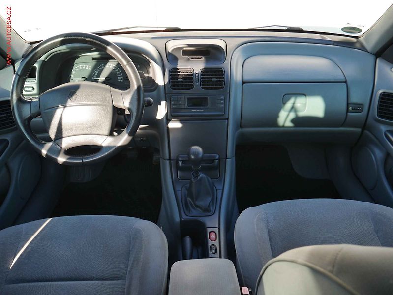 Renault Laguna (2000) 1.6i, 2.maj, AC - fotka 8 z 14