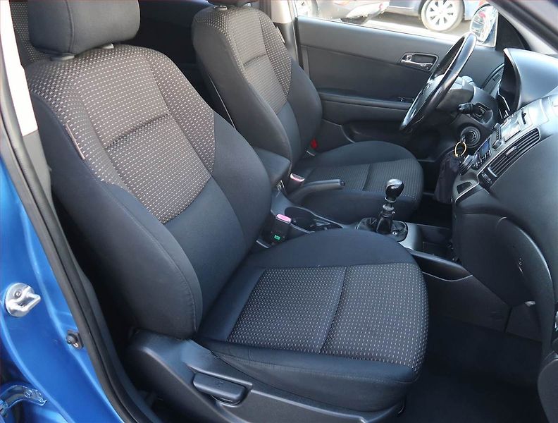 Hyundai i30 (2008) 1.6 CRDi, zamluveno - fotka 9 z 16