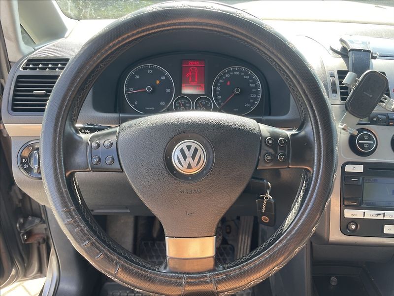 Volkswagen Touran 1,9 TDi 77kw 6rychlostí Klimat - fotka 14 z 35
