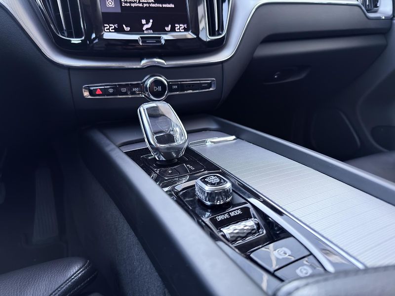 Volvo XC60 B4 AWD INSCRIP. // nezáv. top. - fotka 21 z 48