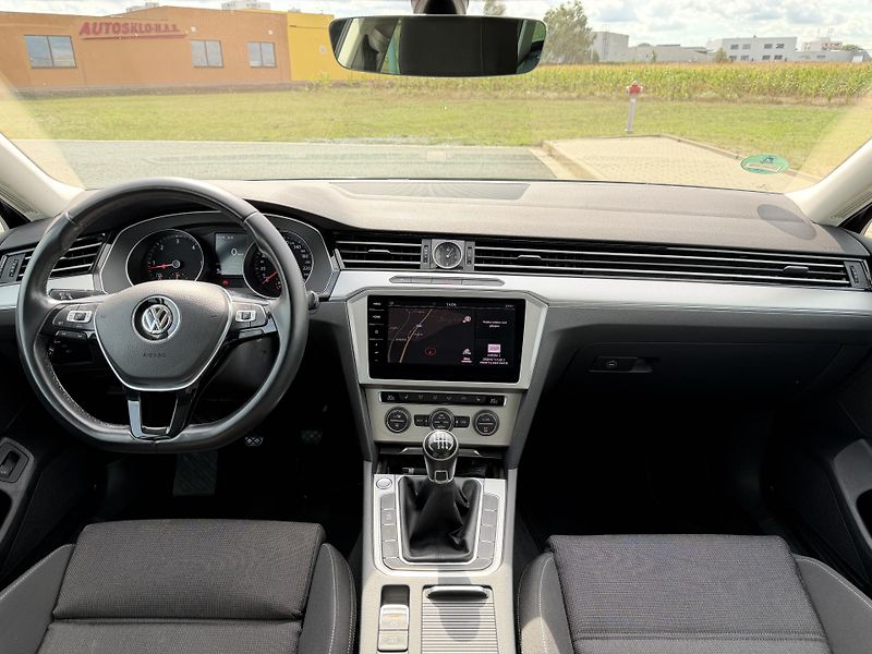 Volkswagen Passat 2.0 TDI MASÁŽ NAVIGACE 2X KOLA - fotka 12 z 40