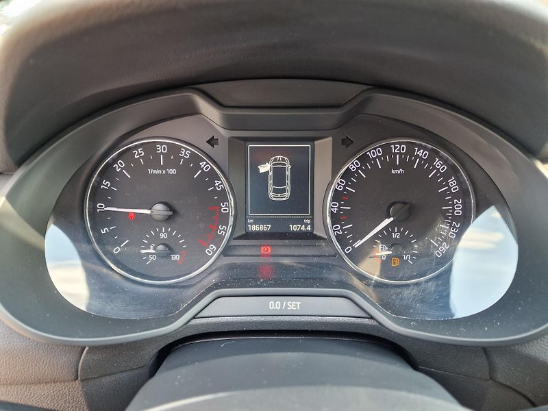 Škoda Octavia 1,6TDI 81KW EXCLUSIVE - fotka 17 z 23
