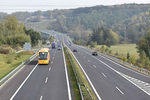 Elektromobily mohou jezdit po dálnicích bez dálniční známky. Změní se to?