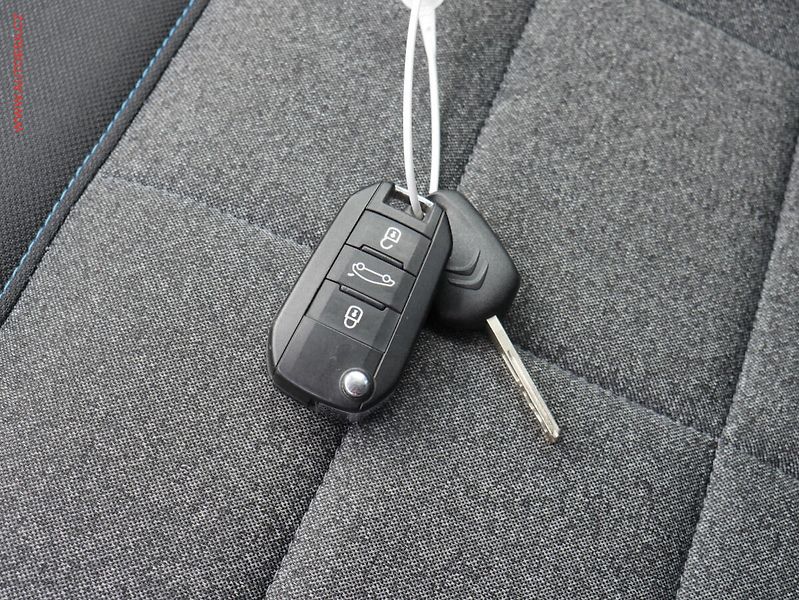 Citroën C4 Cactus (2018) 1.2 PT, ČR, servis.kniha, AC - fotka 19 z 19