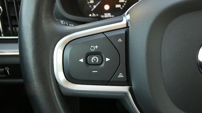 Volvo V60 B5 AWD Momentum Pro - fotka 11 z 23