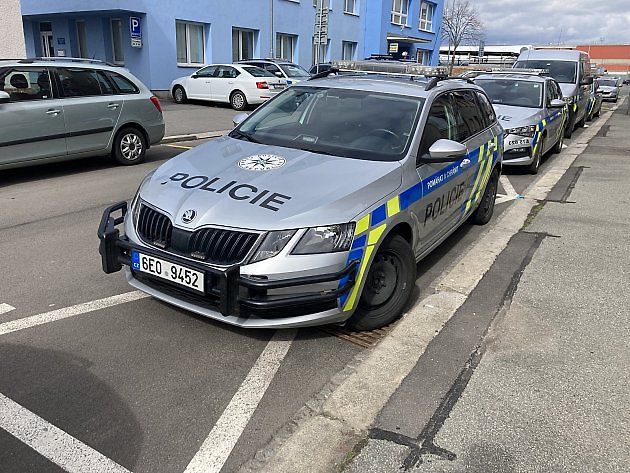 Muž přijel do Pardubic převzít automobil, po marném čekání však zamířil na policii., zdroj: Kolomaznik, Wikimedia Commons, CC BY-SA 4.0.