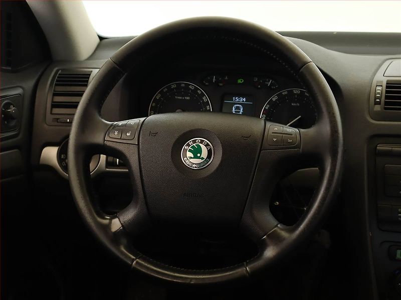 Škoda Octavia (2008) Elegance 1.6, Xenony, Tempomat - fotka 12 z 14