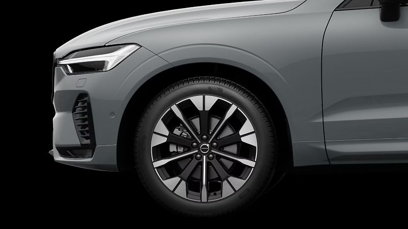 Volvo XC60 (2026) ULTRA DARK, B5 AWD, 184+10 kW - fotka 4 z 12