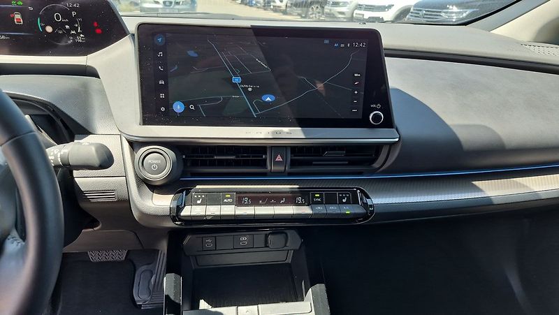 Toyota Prius 2.0PHEV Prestige Skyview - fotka 16 z 30