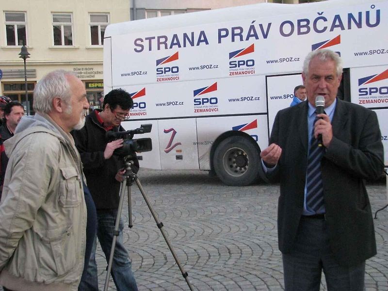 Miloš Zeman u původního autobusu Zemák v roce 2007. V té době už byl majetkem JZD Hoštice u Volyně.