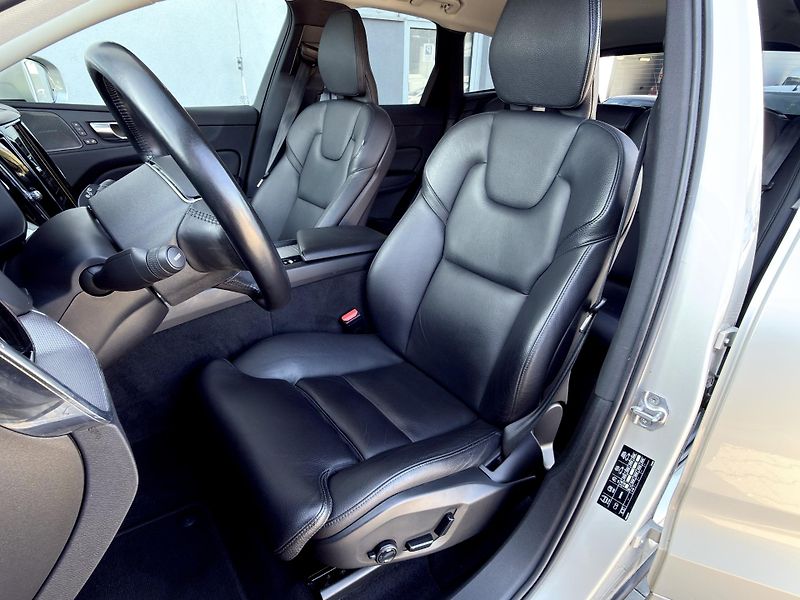 Volvo XC60 B4 AWD INSCRIP. // nezáv. top. - fotka 12 z 48