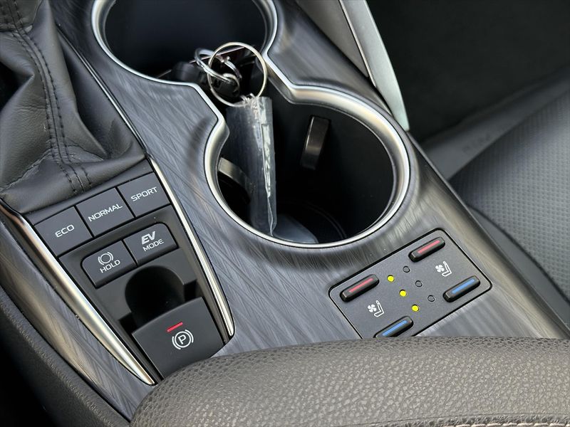 Toyota Camry 2,5 Executive VIP - fotka 17 z 21