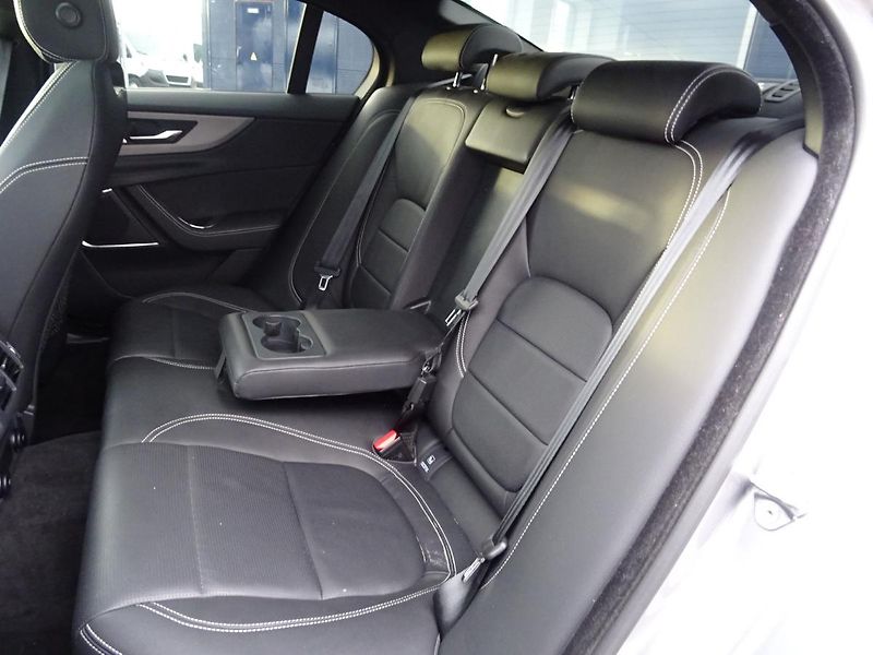 Jaguar XE D180 R - Dynamic SE - fotka 15 z 47