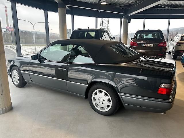 Mercedes-Benz 124 (1995) E320 24V kabriolet - fotka 11 z 28