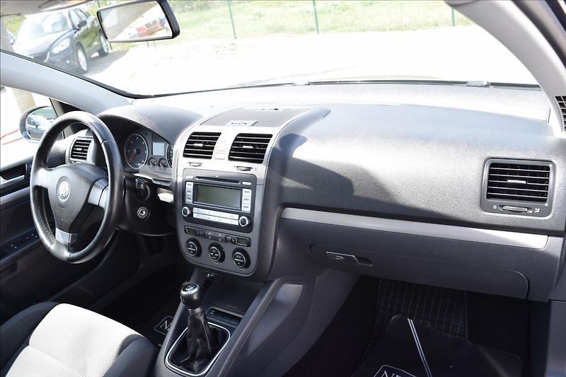 Volkswagen Golf 1,9 TDI 77KW 4X4 PO ROZVODECH - fotka 21 z 46