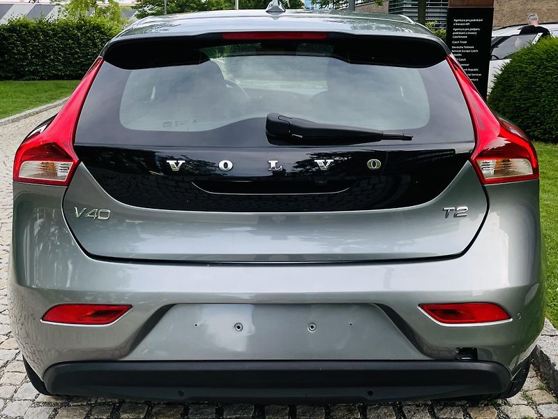Volvo V40 2.0i MANUÁL KAMERA SERVISKA - fotka 15 z 45
