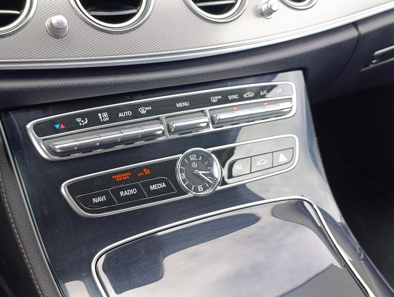 Mercedes-Benz Třídy E 220d 143kW 4MATIC ČR  - fotka 26 z 34