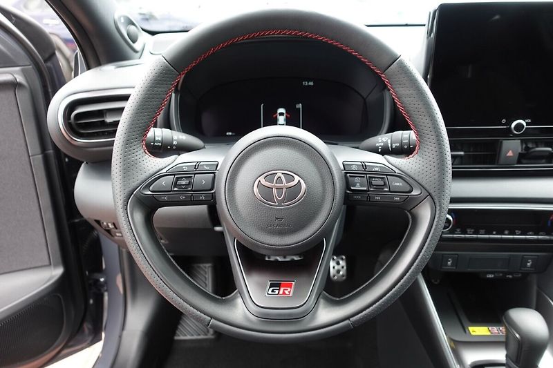 Toyota Yaris 1,5 HEV GR SPORT VIP Skyview - fotka 17 z 35
