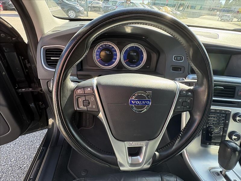 Volvo V60 2,4 D5 R-Design,AT,AWD,Xen,Výb - fotka 7 z 41