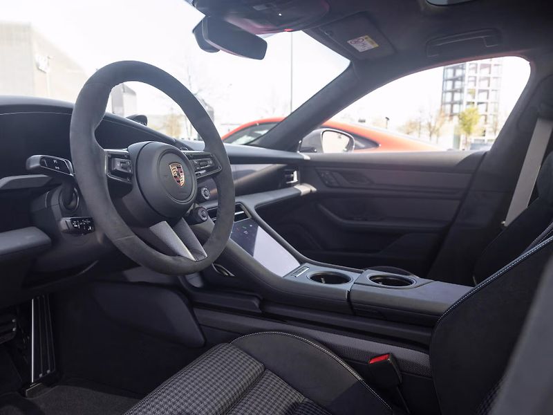 Porsche Taycan GTS Sport Turismo PASM HuD 360 - fotka 7 z 20