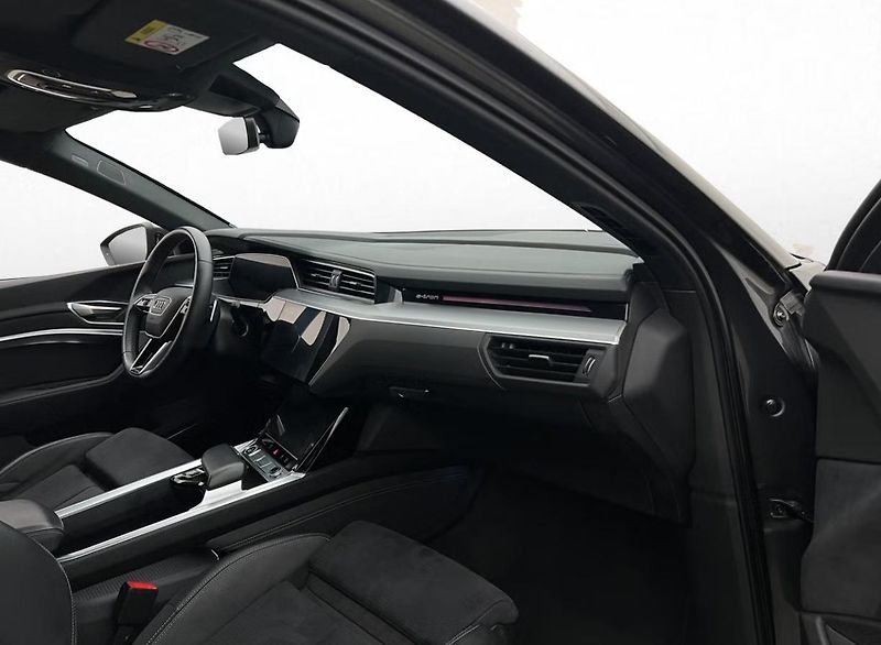 Audi Q8 e-tron 55 Q 360k Matrix Vzduch Pano - fotka 26 z 35
