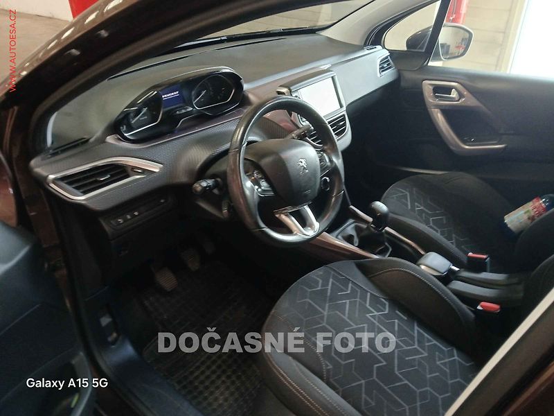 Peugeot 2008 (2013) 1.6 HDi, AC, temp, tažné - fotka 2 z 3