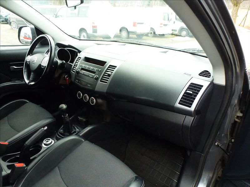 Citroën C-Crosser 2,2 HDi SX 7míst 4x4 - fotka 29 z 53