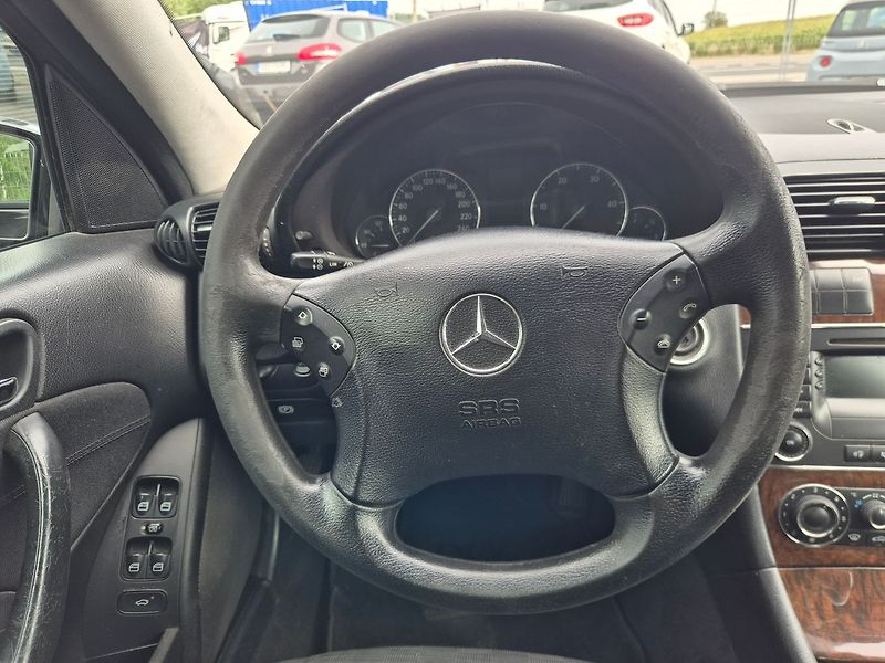 Mercedes-Benz Třídy C (2006) C220 CDi 110Kw sedan, Klima - fotka 12 z 21