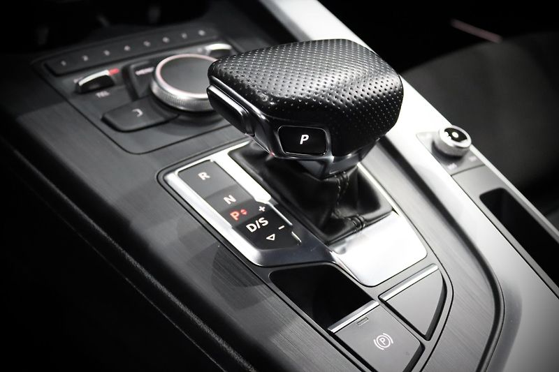 Audi A4 2.0 TFSI ultra 140 kW S line - fotka 35 z 49