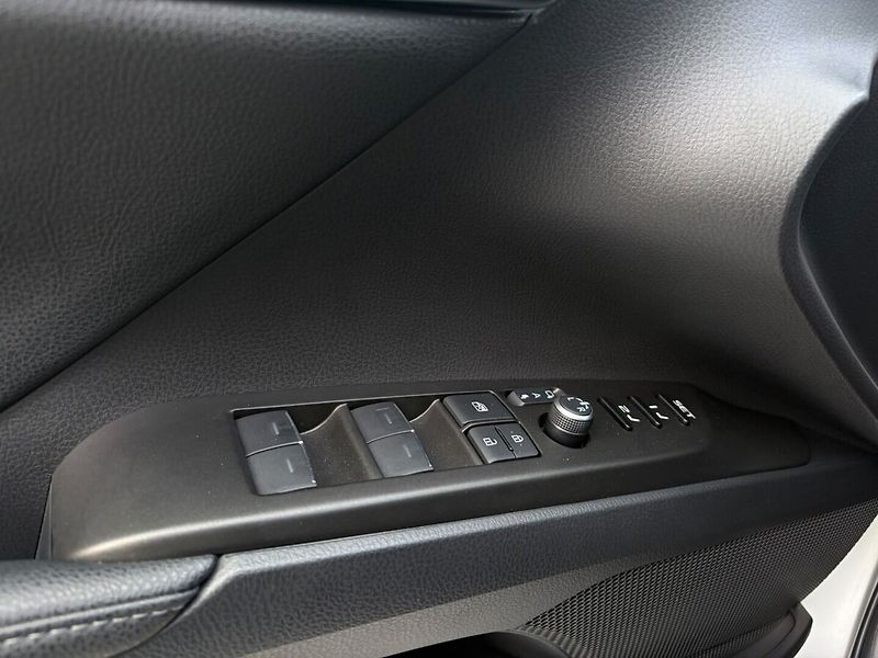 Toyota Camry 2,5 Hybrid  Executive VIP - fotka 6 z 20