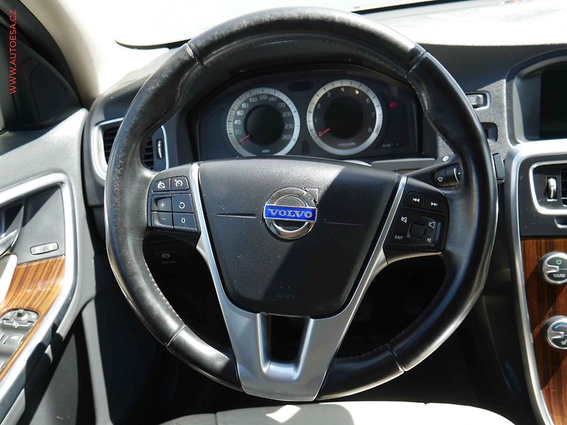 Volvo S60 (2011) 2.0T, ČR, Kůže, výhřev sed. - fotka 14 z 20