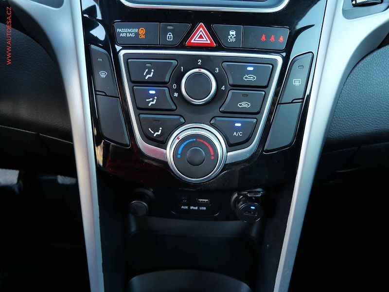 Hyundai i30 (2015) 1.6 MPi, 2.maj,ČR, AC, tempo - fotka 15 z 18