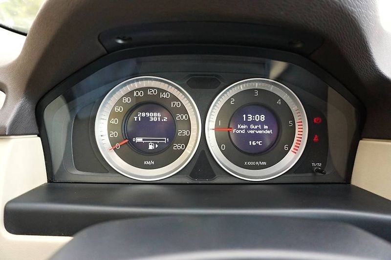 Volvo XC70 (2011) SUMMUM 2,4 D5 158 kW - fotka 37 z 47